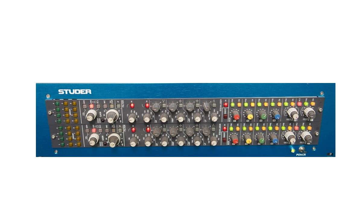 Photo d’une tranche Studer 980 en rack, noire et bleue